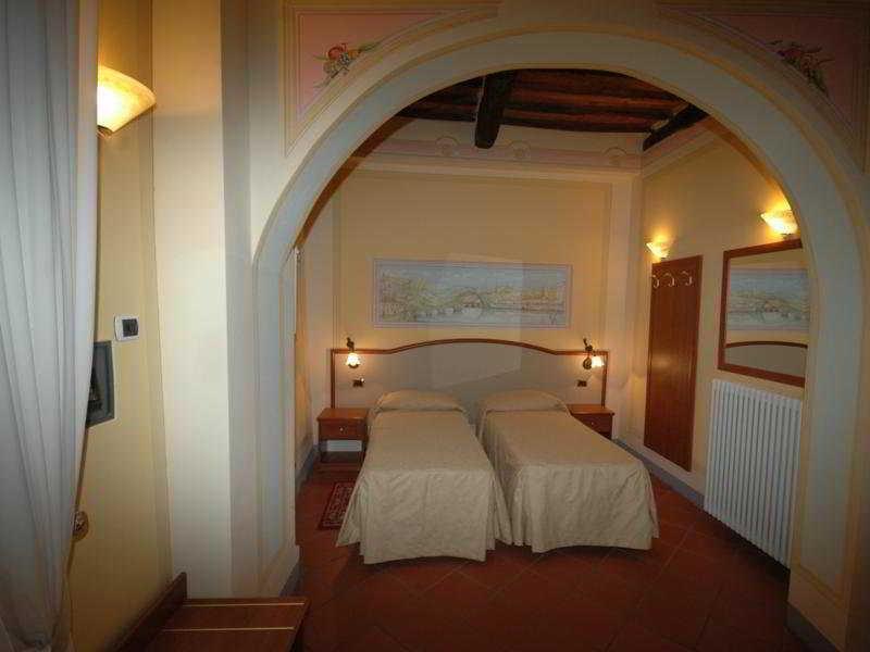 Dimora Dei Guelfi Luxury Rooms Лука Екстериор снимка