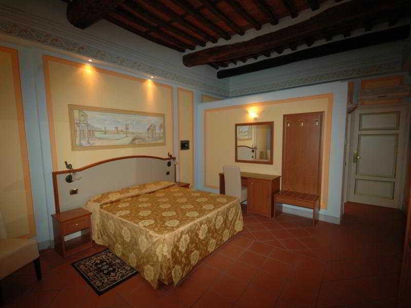 Dimora Dei Guelfi Luxury Rooms Лука Екстериор снимка