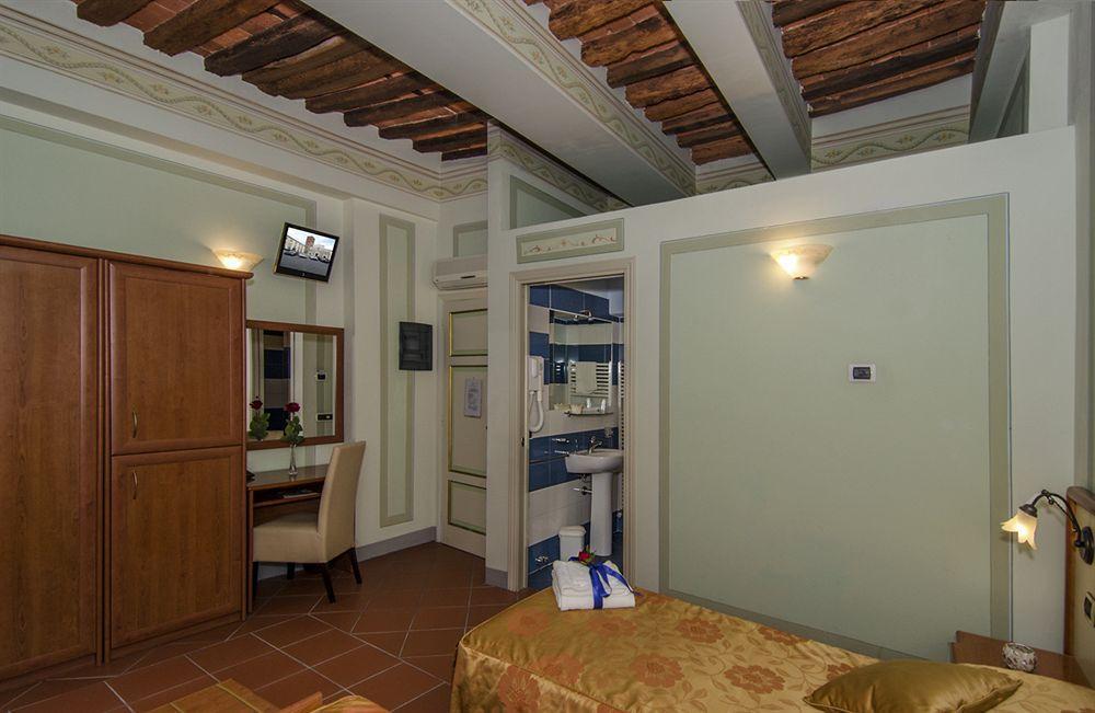Dimora Dei Guelfi Luxury Rooms Лука Екстериор снимка