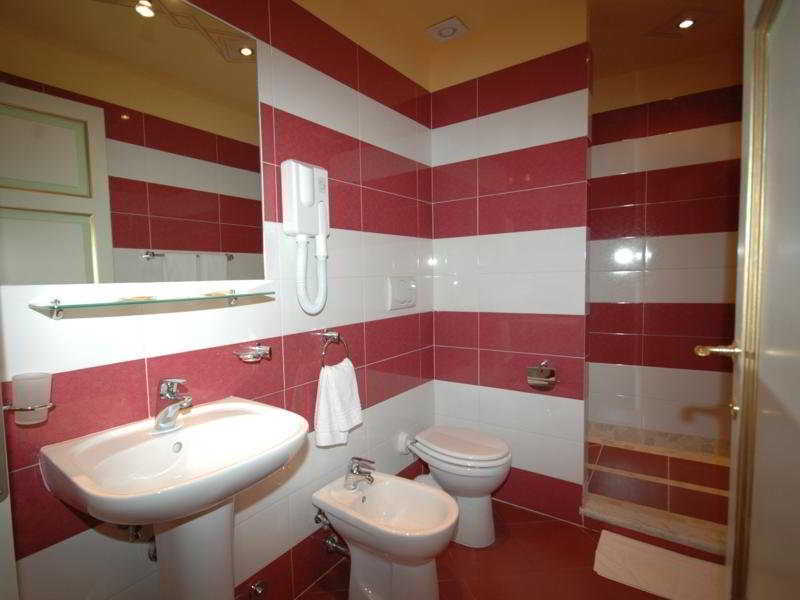 Dimora Dei Guelfi Luxury Rooms Лука Екстериор снимка