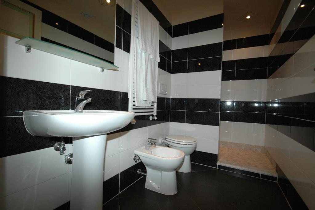 Dimora Dei Guelfi Luxury Rooms Лука Екстериор снимка