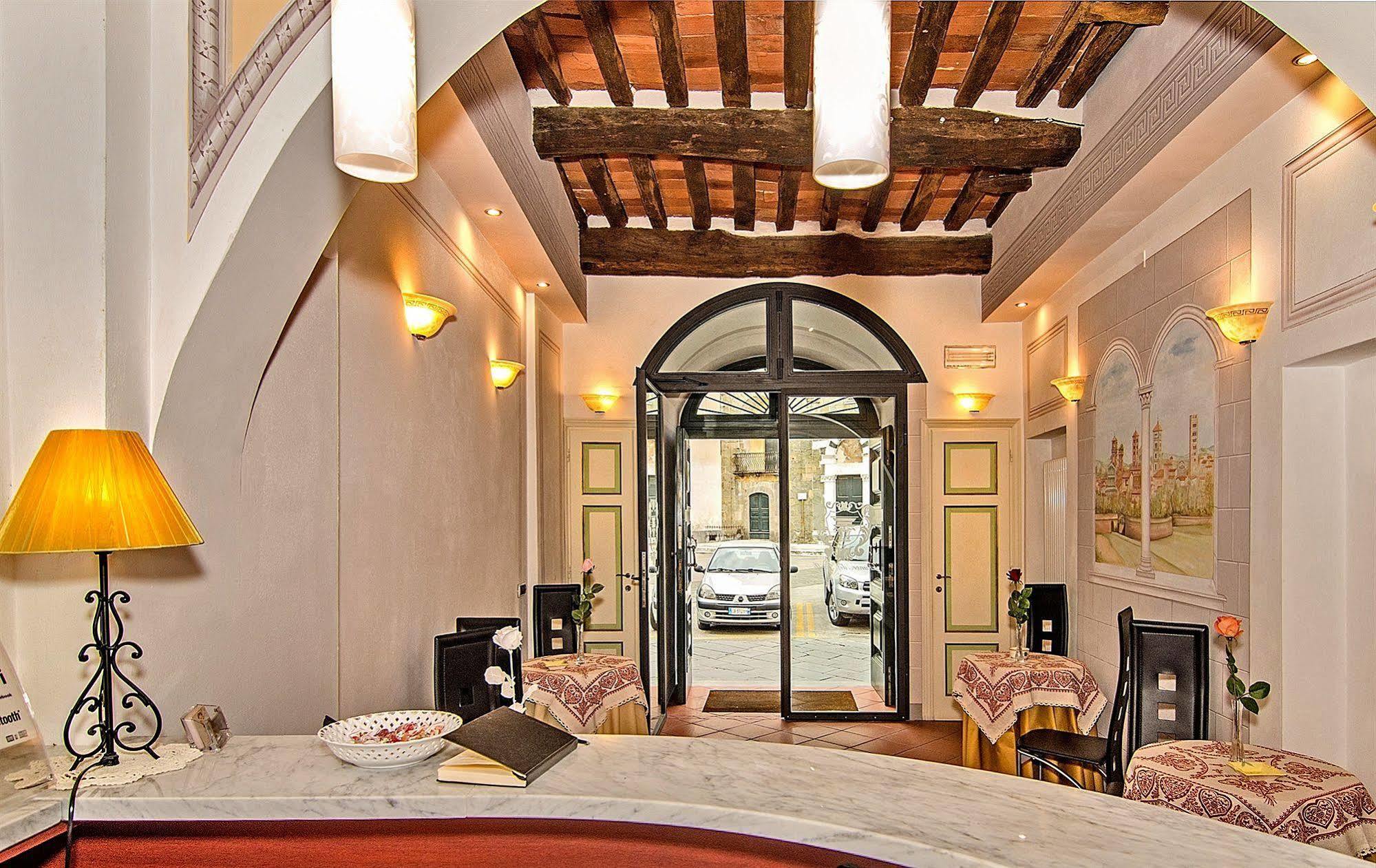 Dimora Dei Guelfi Luxury Rooms Лука Екстериор снимка