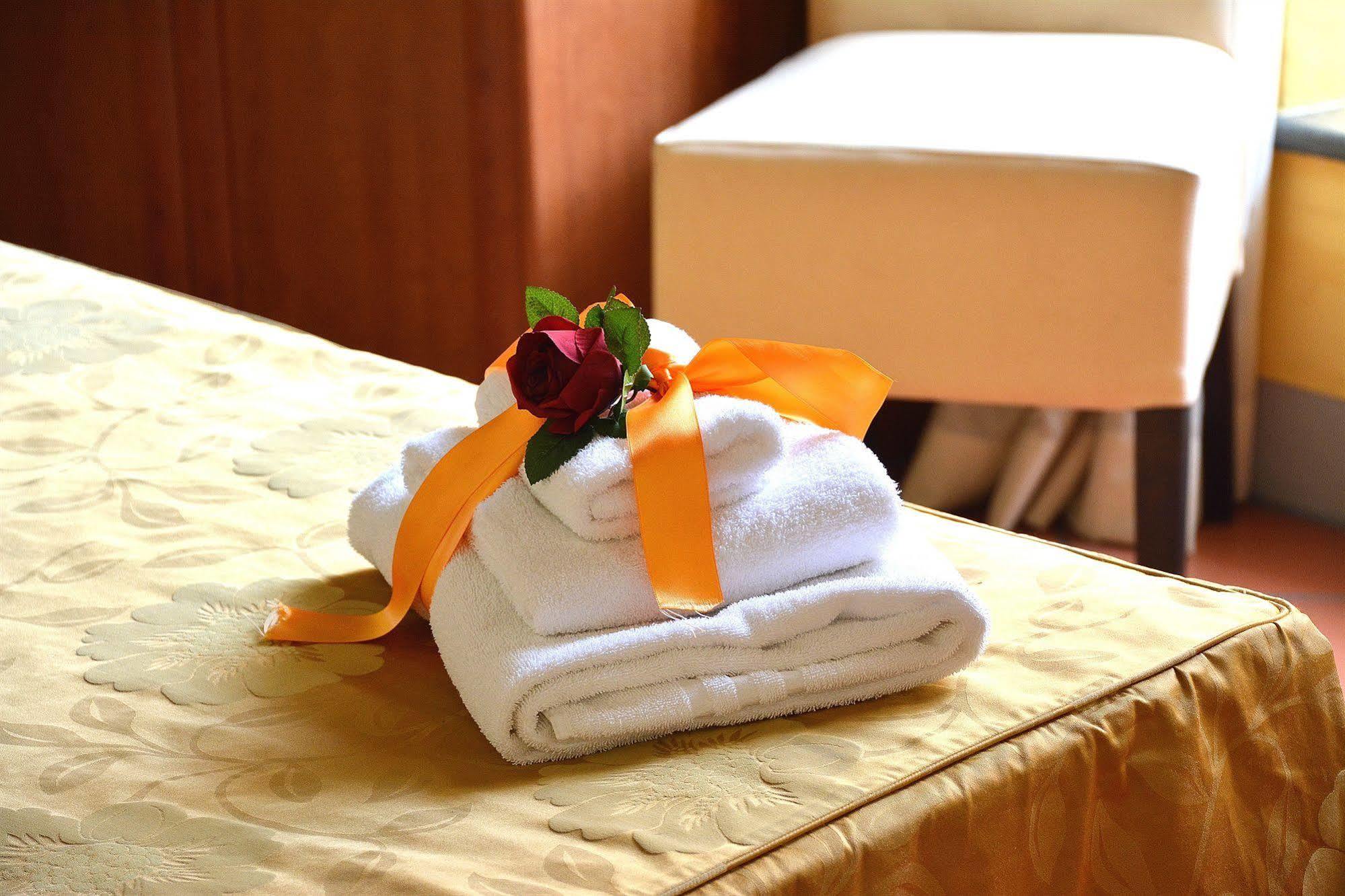 Dimora Dei Guelfi Luxury Rooms Лука Екстериор снимка