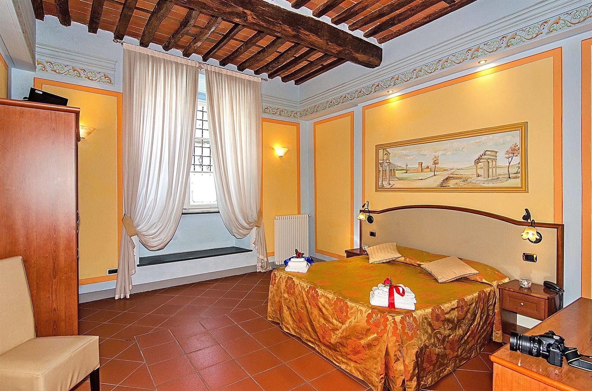 Dimora Dei Guelfi Luxury Rooms Лука Екстериор снимка