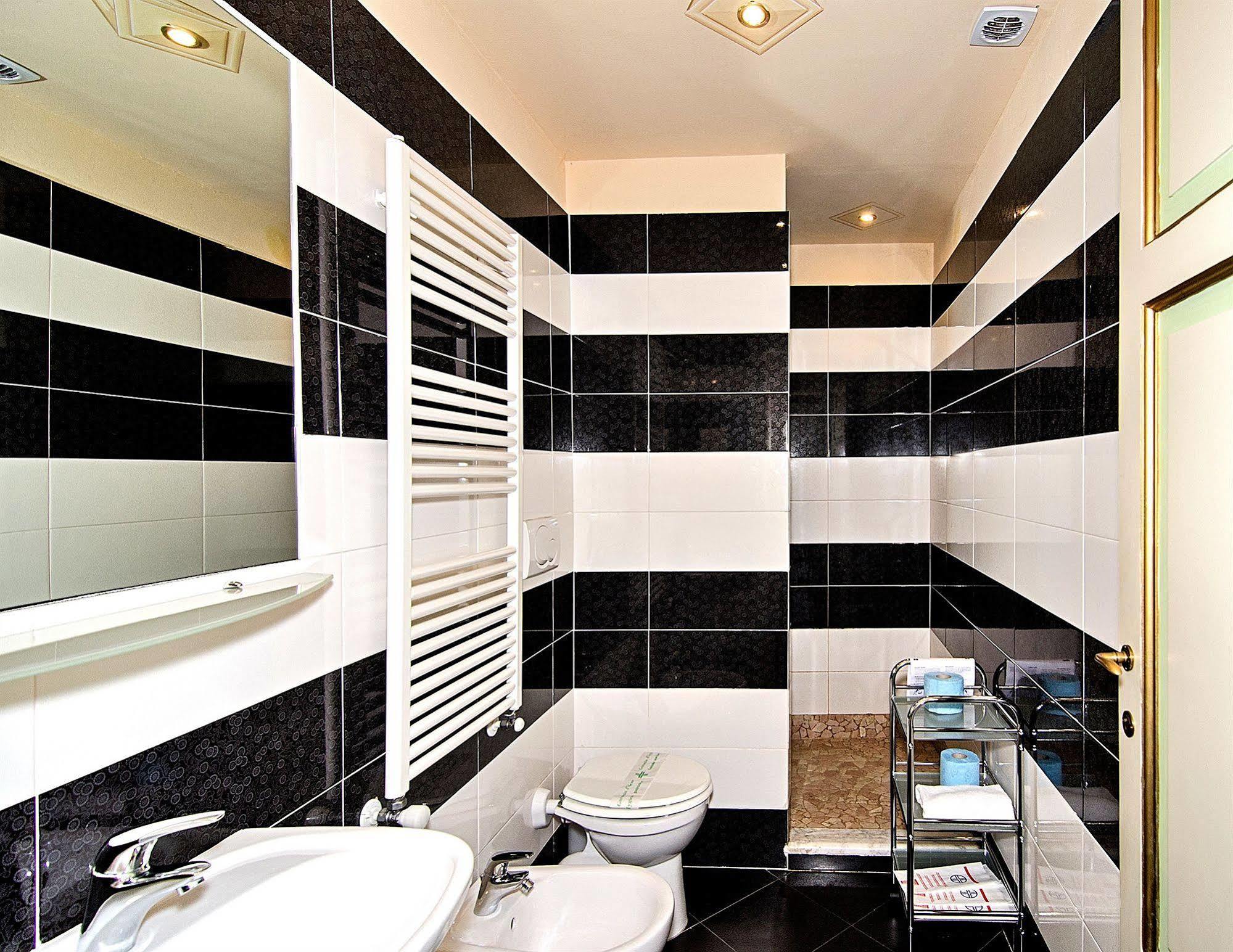 Dimora Dei Guelfi Luxury Rooms Лука Екстериор снимка