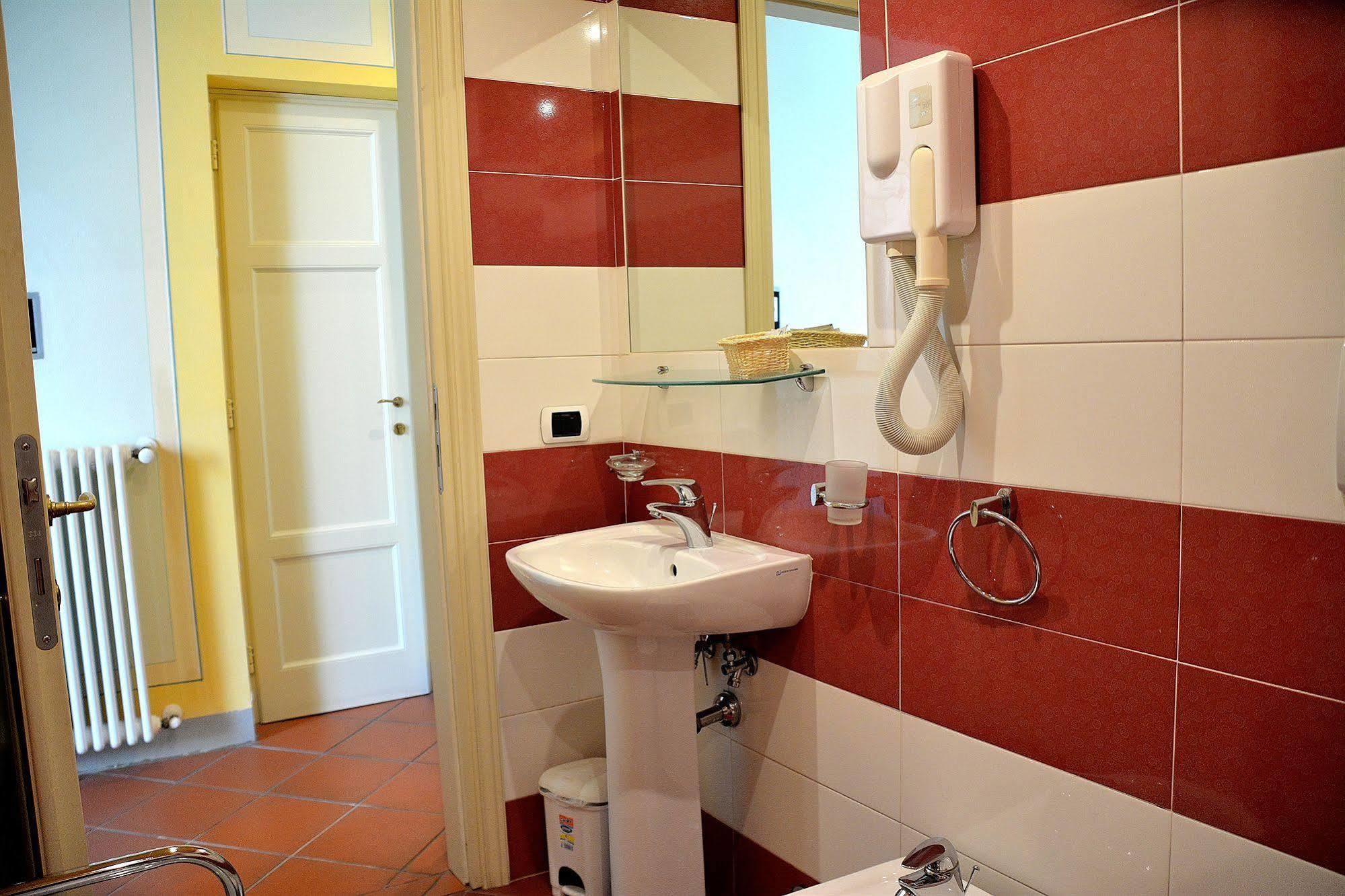 Dimora Dei Guelfi Luxury Rooms Лука Екстериор снимка