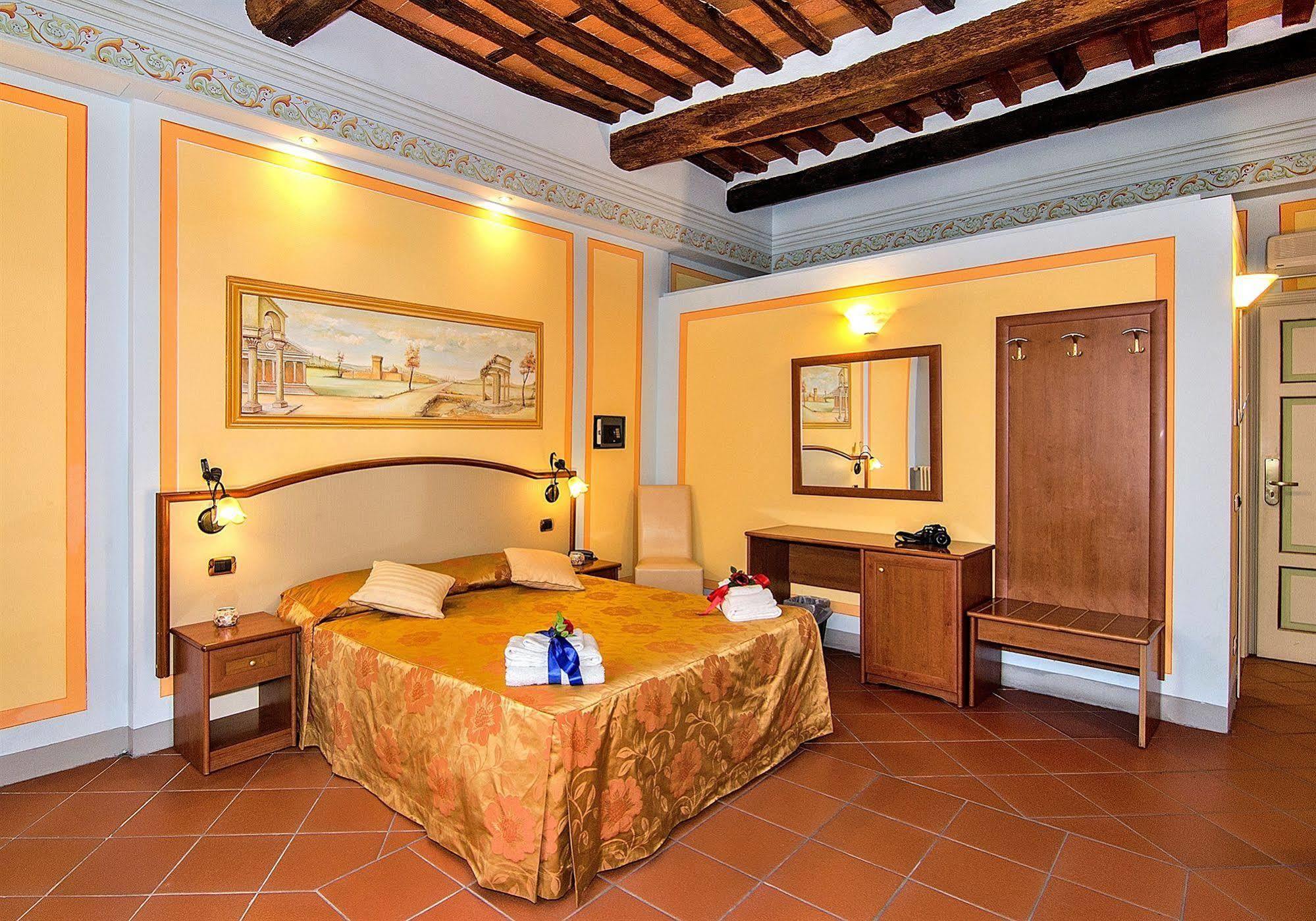 Dimora Dei Guelfi Luxury Rooms Лука Екстериор снимка