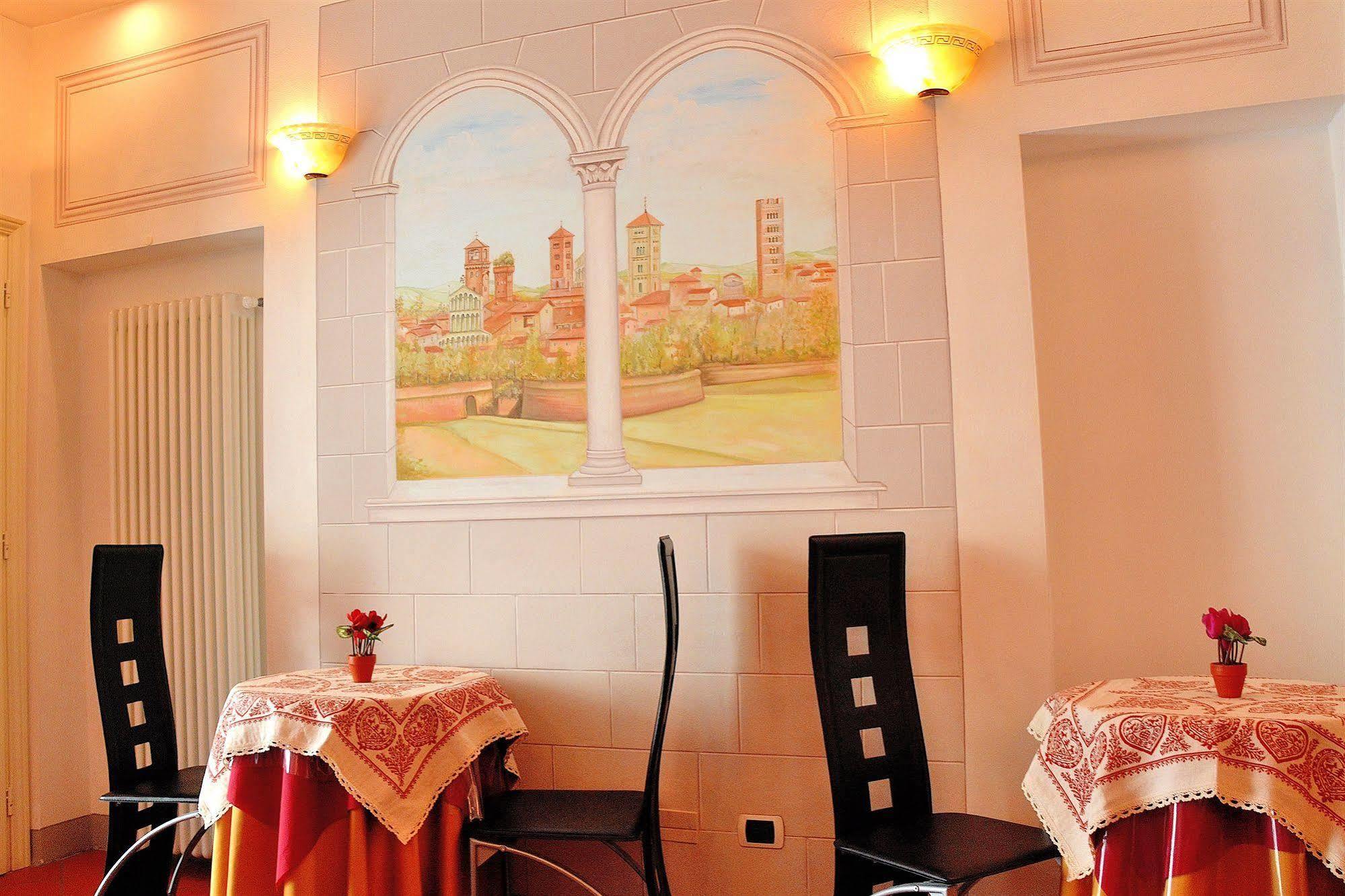 Dimora Dei Guelfi Luxury Rooms Лука Екстериор снимка