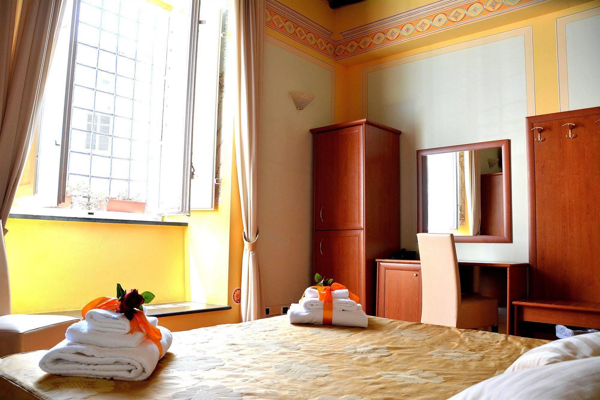 Dimora Dei Guelfi Luxury Rooms Лука Екстериор снимка