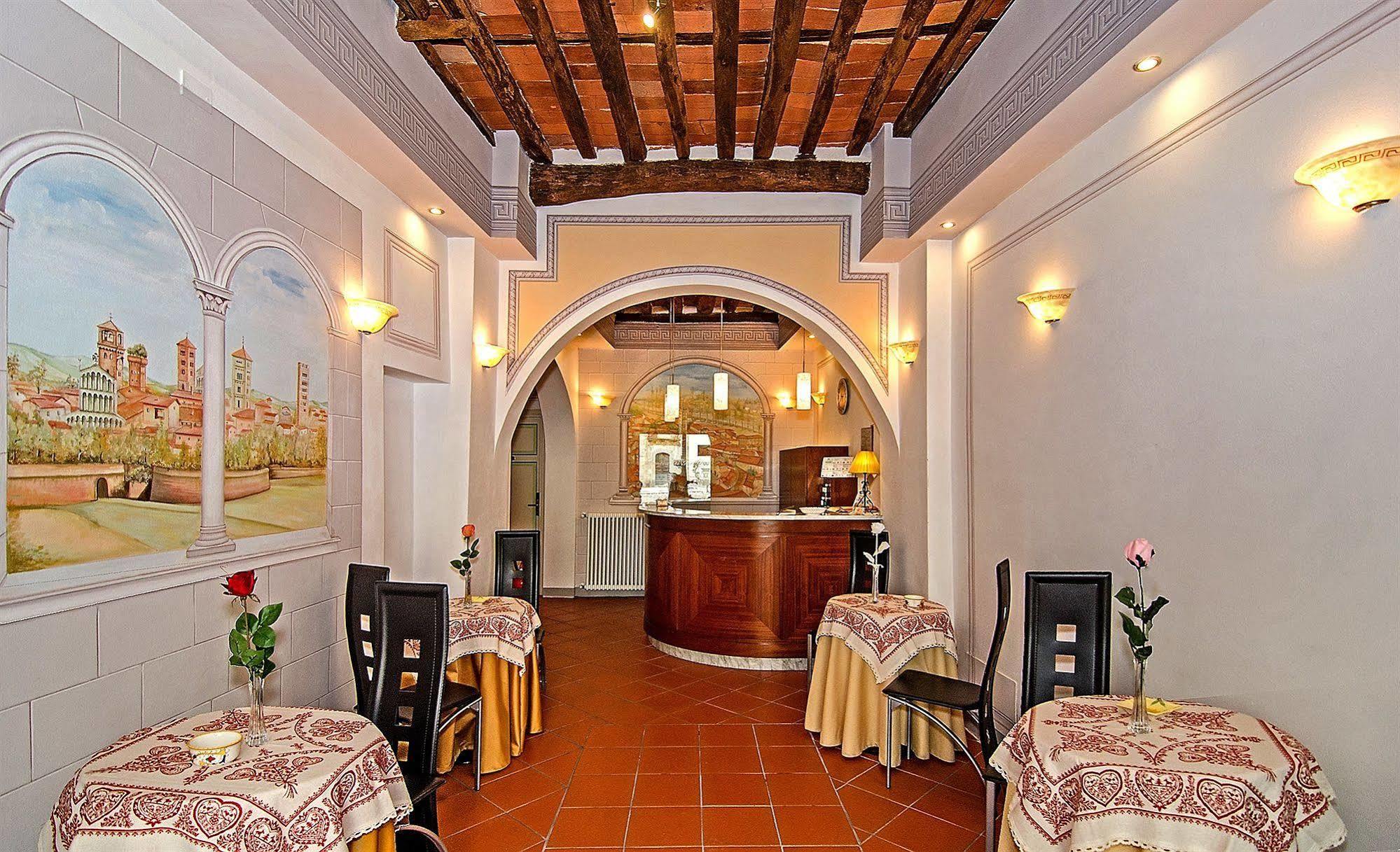 Dimora Dei Guelfi Luxury Rooms Лука Екстериор снимка