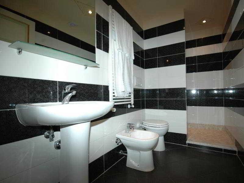 Dimora Dei Guelfi Luxury Rooms Лука Екстериор снимка